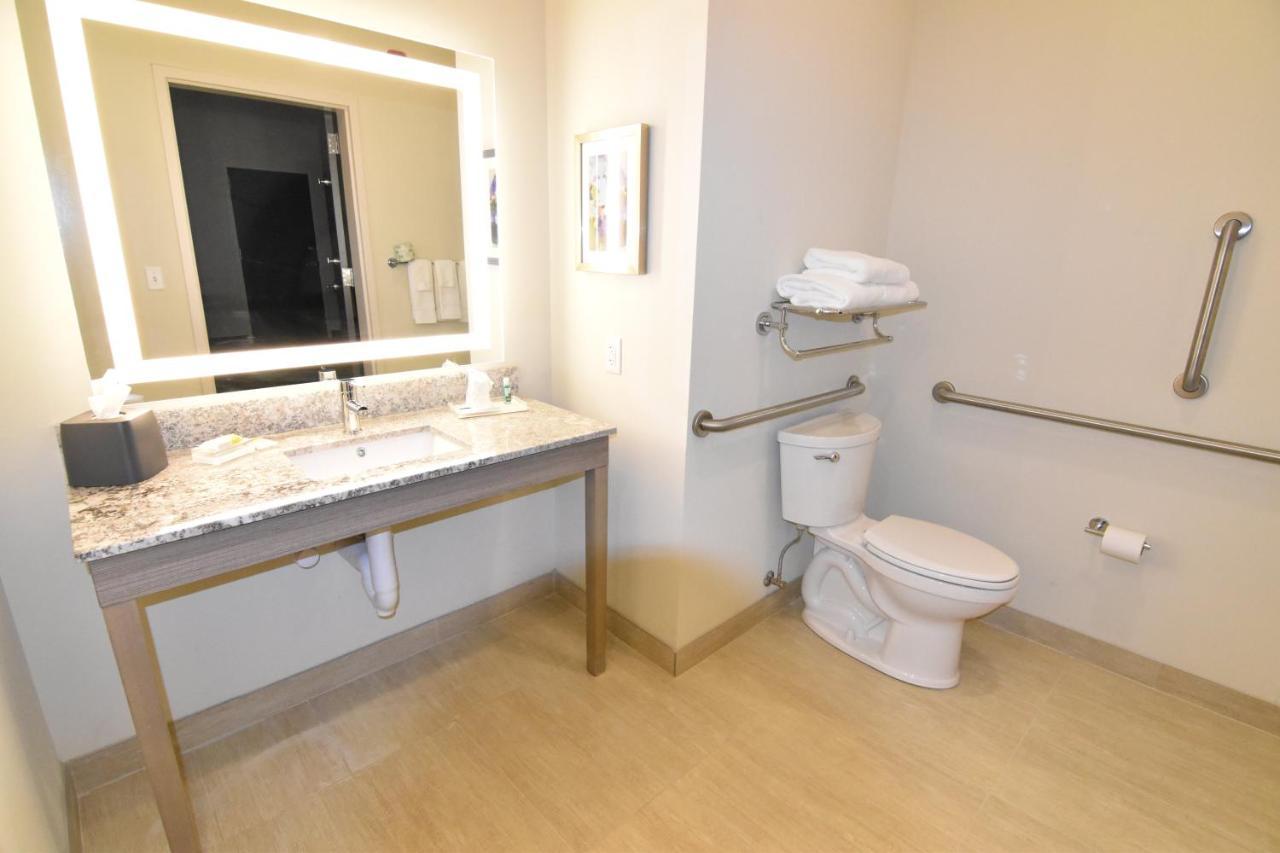 Holiday Inn - Kansas City - Northeast By Ihg Bagian luar foto