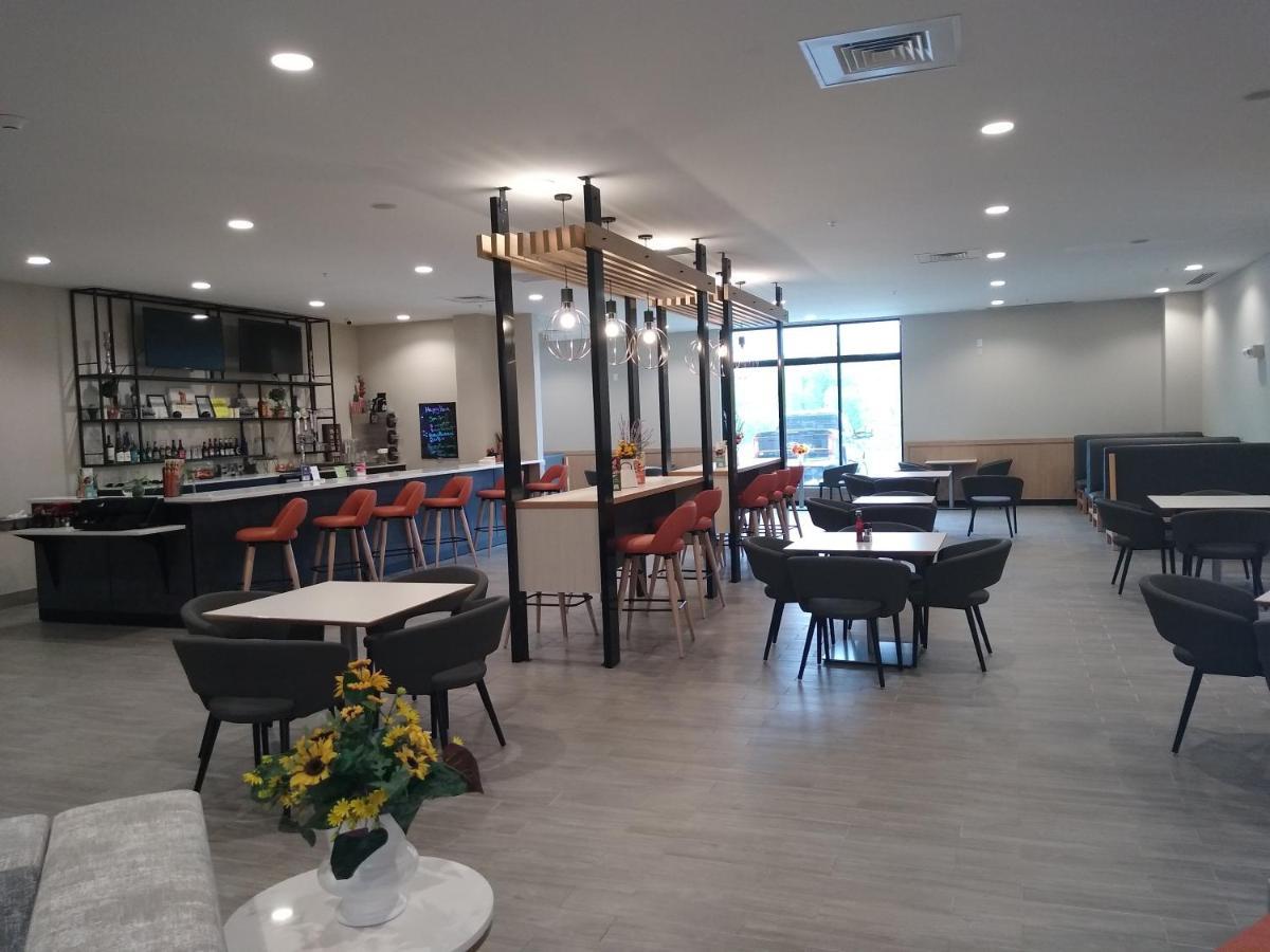 Holiday Inn - Kansas City - Northeast By Ihg Bagian luar foto